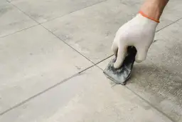 Jak skutecznie usunąć fugę epoksydową z płytek ceramicznych?