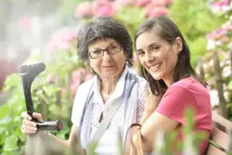 Ile bierze opiekunka do osoby starszej? Sprawdź ceny i usługi