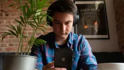 Nieznany utwór, który skrywa tajemnicę. Kto naprawdę śpiewa tę piosenkę?