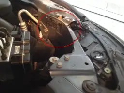 Gdzie jest tabliczka znamionowa w BMW E60? Oto co musisz wiedzieć