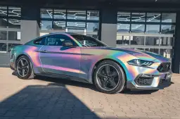 Oklejanie samochodów w tęczowy efekt to świetny sposób na wyróżnienie się. Zastanawiasz się, ile kosztuje oklejanie samochodów?