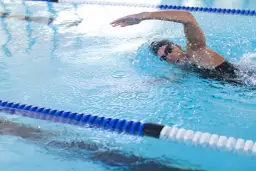 Jaki styl pływania na odchudzanie? Odkryj najlepsze metody spalania kalorii