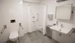 Jak powinna wyglądać łazienka dla niepełnosprawnych - kompletne wymogi 2024