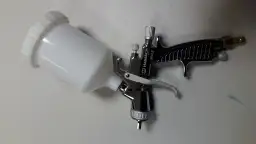 Idealny lakier? Ustaw ciśnienie pistoletu lakierniczego jak ekspert!