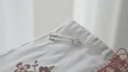 Co oznacza agrafka na ubraniu: Tajemnica skutecznej ochrony energetycznej