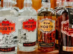 Butelki rumu z Madery, w tym "Rum North" i "Barrica Nova". Idealne na prezent dla konesera.