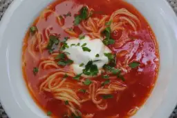 Jak zrobić pyszną zupę pomidorową z makaronem