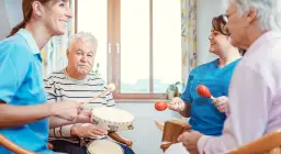 Muzykoterapia dla seniorów: Jak muzyka poprawia pamięć i nastrój?