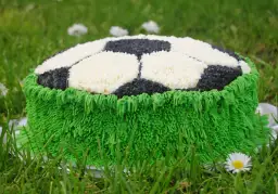 Jak zrobić tort w kształcie piłki nożnej - proste kroki i triki