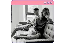 Para siedzi na kanapie, oboje pogrążeni w myślach. On patrzy w telefon, ona zamyślona opiera głowę na dłoni. Brak tematów do rozmów w związku.