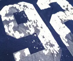 Jak bezpiecznie usunąć nadruk z bluzy? Poradnik krok po kroku