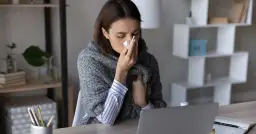 Chora kobieta z chusteczką, która może być kontrolowana na L4.