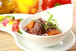 Jakie surówki do jagnięciny sprawią, że danie będzie wyjątkowe?