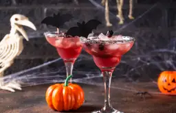 Drinki na Halloween: proste przepisy, straszne dekoracje, efekt dymu