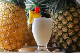 Pyszne drinki z ananasem i kokosem, które zaskoczą Twoich gości