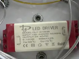 Zasilacz LED DLY-G1203N z oznaczeniami: INPUT 100-240VAC, OUTPUT 24-42VDC, 900mA.