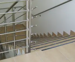 Jak zabezpieczyć śliskie schody i uniknąć groźnych wypadków