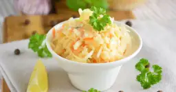 Idealne surówki do strogonowa, które wzbogacą Twoje danie