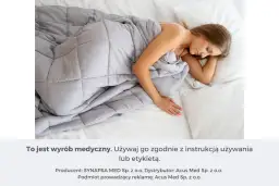 Kobieta śpi pod szarą kołdrą obciążeniową. Dowiedz się, jak dobrać idealną kołdrę obciążeniową dla siebie.