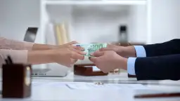 Dwie osoby przekazują sobie banknot 100 euro. Czy to rozwiązanie problemu, ile się czeka na sprawę o podział majątku?