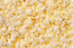 Zbliżenie na chrupiące wafle ryżowe. Czy wafle ryżowe są zdrowe? To zależy od dodatków, ale same w sobie są lekką przekąską.