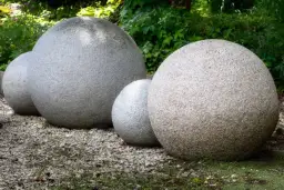 Jak zrobić betonowe kule do ogrodu – prosty poradnik krok po kroku dla każdego