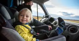 Od kiedy dziecko z przodu w aucie? Zasady bezpieczeństwa