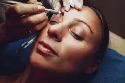 Utrata brwi i rzęs po chemioterapii: Czy to nieuniknione? Porady.