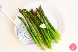 Jak gotować szparagi w garnku? Proste sposoby krok po kroku