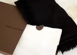 Czarny szal Louis Vuitton z monogramem, pudełko i perfumy.