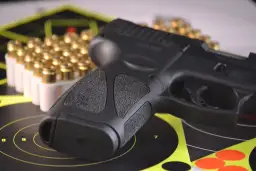 Pistolet, naboje i tarcze strzelnicze.