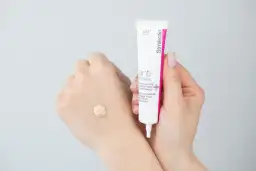 Strivectin przeciwstarzeniowy i rewitalizujący krem pod oczy - skuteczne rozwiązanie na zmarszczki i cienie