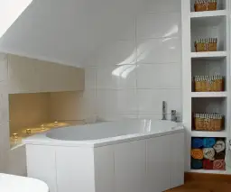 Jaką płytę do łazienki wybrać, aby uniknąć problemów z wilgocią?