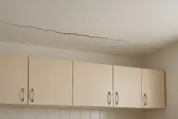 Pękanie ścian w nowym mieszkaniu: Kiedy normalne, a kiedy wada?