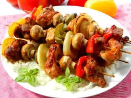 Szaszłyki z karkówki z pieczarkami i papryką na ryżu. Idealne na grilla, jak zrobić je pyszne.