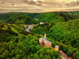 Zamek Grodno i Jezioro Bystrzyckie – nie przegap tych atrakcji!