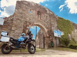 Motocyklem z Krakowa: Od łagodnych pętli po górskie winkielki!