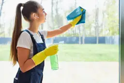 Koniec ze smugami! Mycie okien krok po kroku + film-poradnik