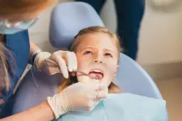 Co jest refundowane u dentysty? Sprawdź, co możesz zyskać na NFZ