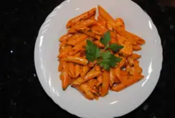 Prosty przepis na penne pollo – makaron z kurczakiem, który zachwyci każdego