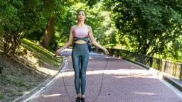 Skakanka czy bieganie – co lepiej spala kalorie i poprawia kondycję? Porównanie korzyści