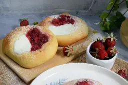 Fit drożdżówki z serem: Przepis na zdrową słodką przekąskę