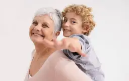 Jak zatrudnić babcię do opieki nad wnukiem i uniknąć problemów prawnych