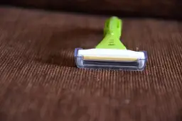 Jak naostrzyć maszynkę do golenia, aby uniknąć podrażnień i bólu