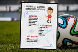 Lista rzeczy na trening piłkarski: koszulka, spodenki, getry, ochraniacze, korki, woda. Na gorszą pogodę: termo, bluza, ortalion, czapka, komin, rękawiczki.