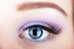 Jaki makijaż do niebieskich oczu, aby uniknąć błędów i zachwycać?
