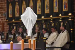 Ile trwa msza bierzmowania? Poznaj czas trwania i ważne szczegóły