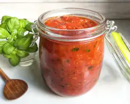 Szybki sos pomidorowy z koncentratu - przepis na aromatyczny dodatek do dań