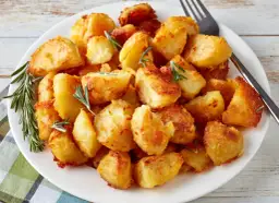 Chrupiące, złociste pieczone ziemniaki z rozmarynem – najlepsze przyprawy do pieczonych ziemniaków, by były idealne.