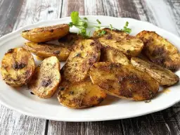 Jak ugotować ziemniaki do sałatki, aby były idealnie miękkie?